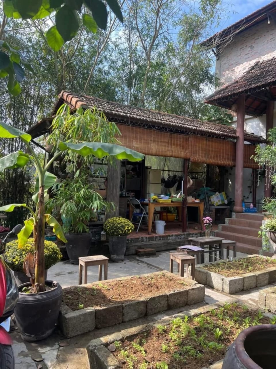 Outdoor dining