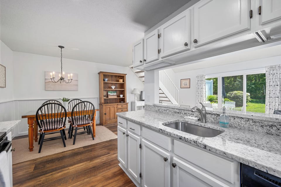 Fully equipped Kitchen with granite counters 