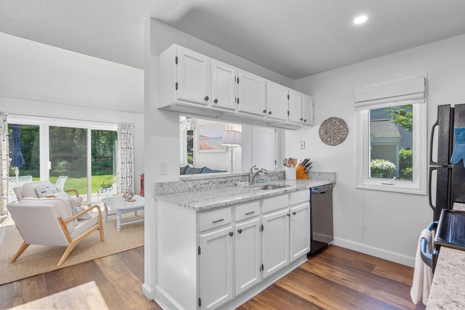 Fully equipped Kitchen with granite counters 