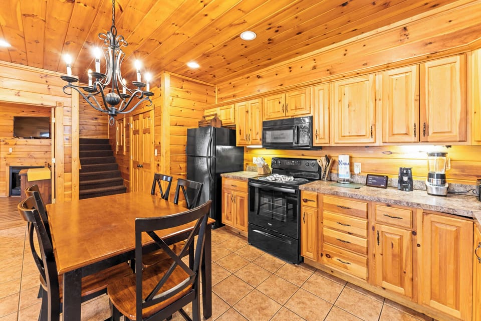 Dining table with seating for 5 at the full kitchen 