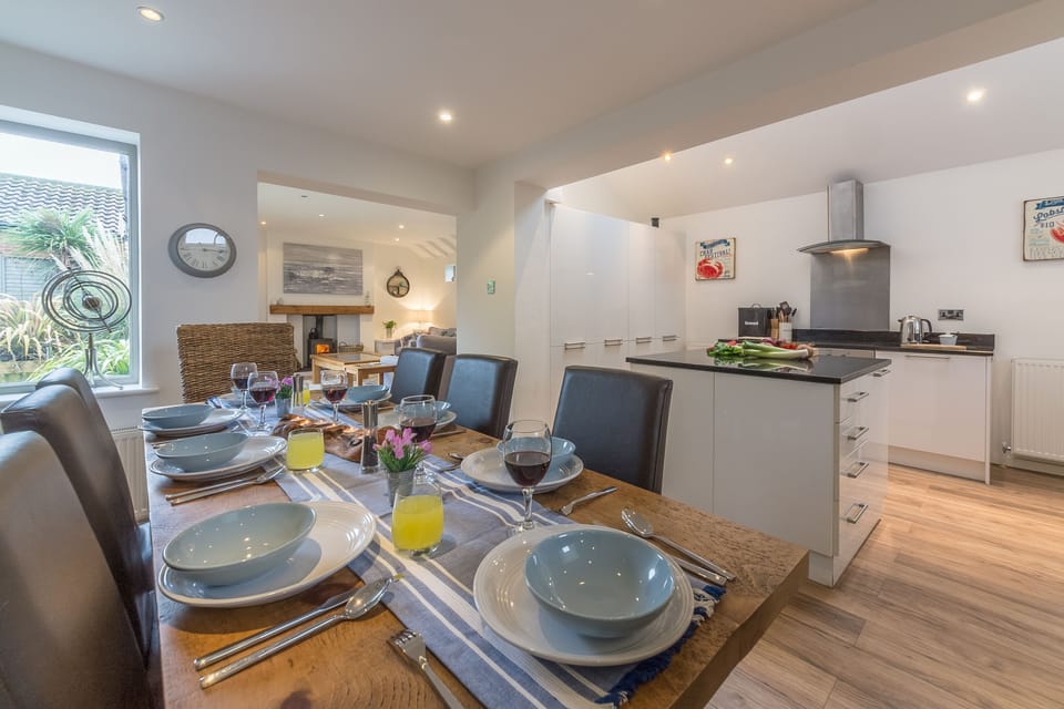 Greyseals, Brancaster: Open plan dining area with kitchen and sitting room