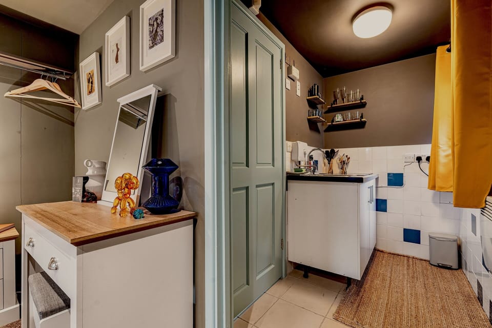 Paddons Lodge, Paddons Row, Tavistock - a charming stay in the heart of Tavistock.