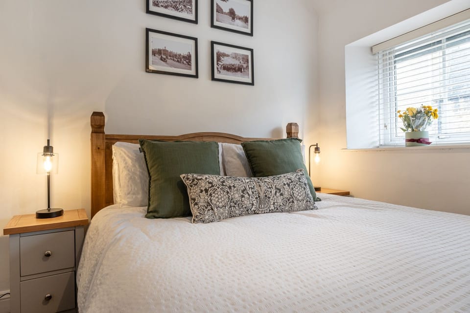 The Snug Master Bedroom - StayCotswold