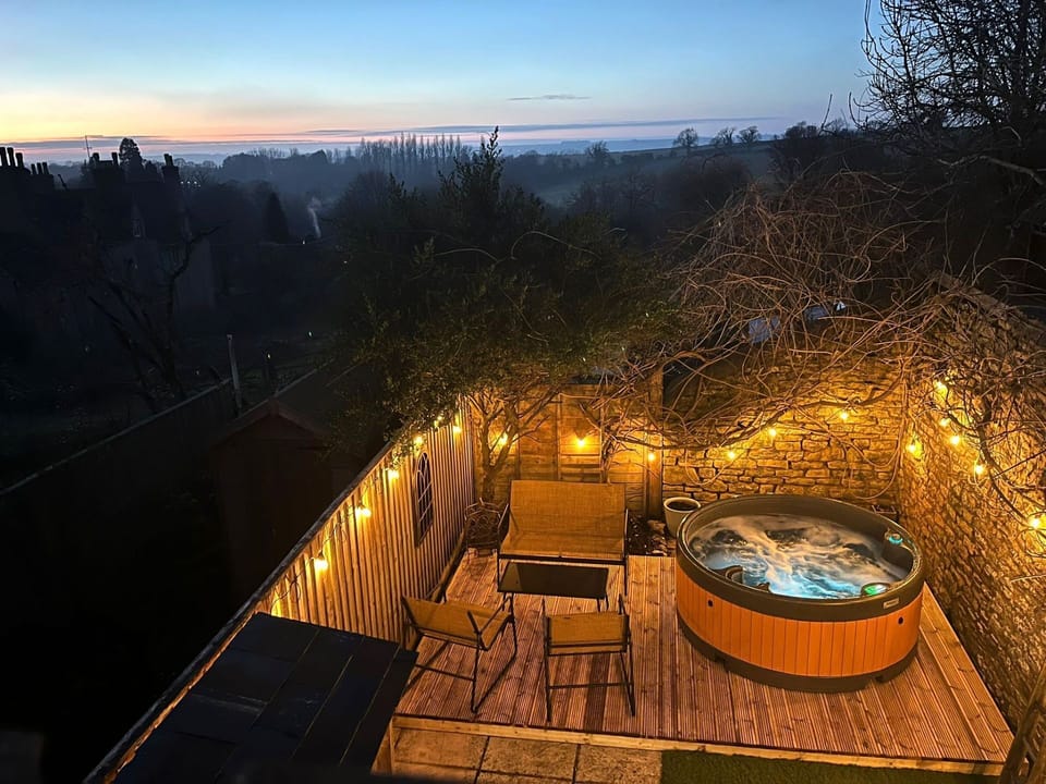 The Snug Garden - StayCotswold