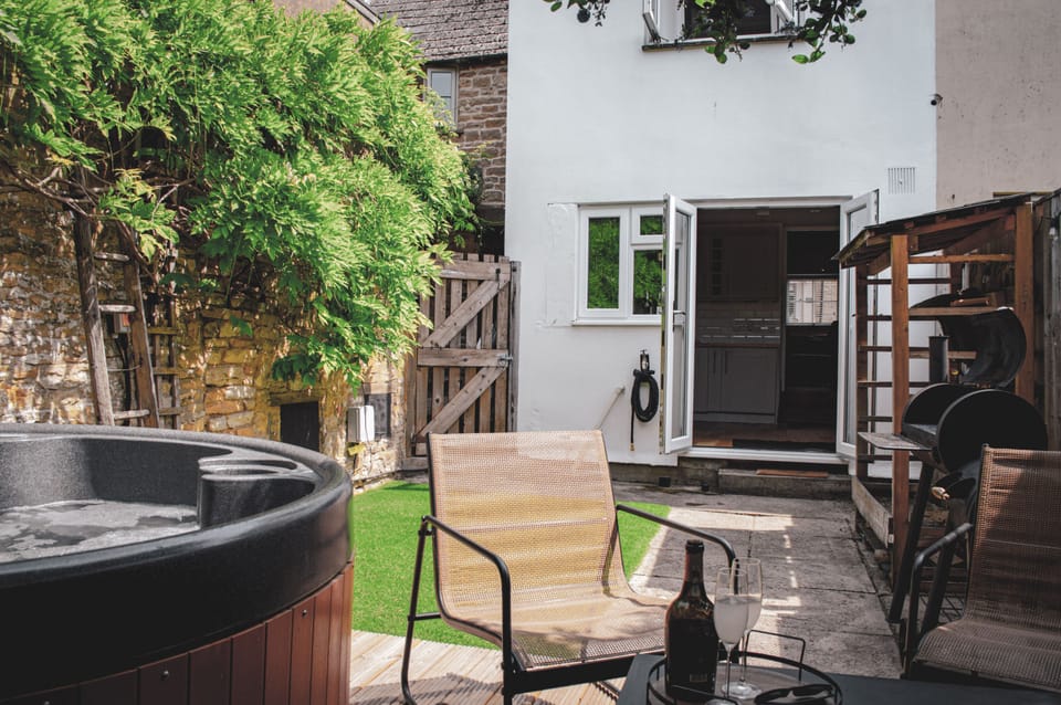 The Snug Garden - StayCotswold