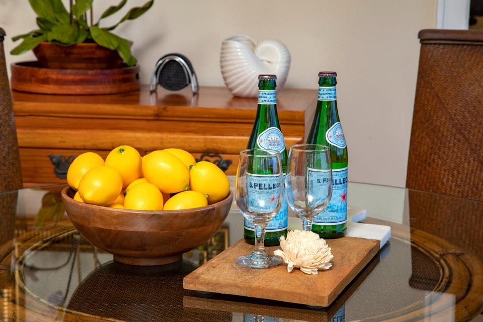 A welcome touch with refreshments and tropical elegance greets your arrival