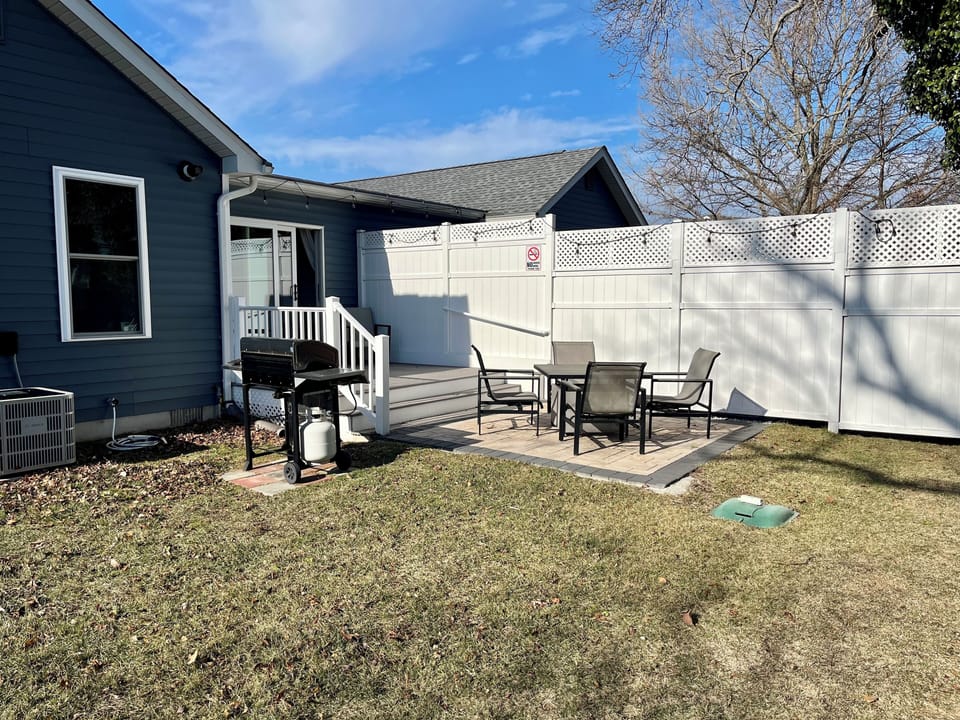 Backyard- great for lawn games, grilling, kids! 