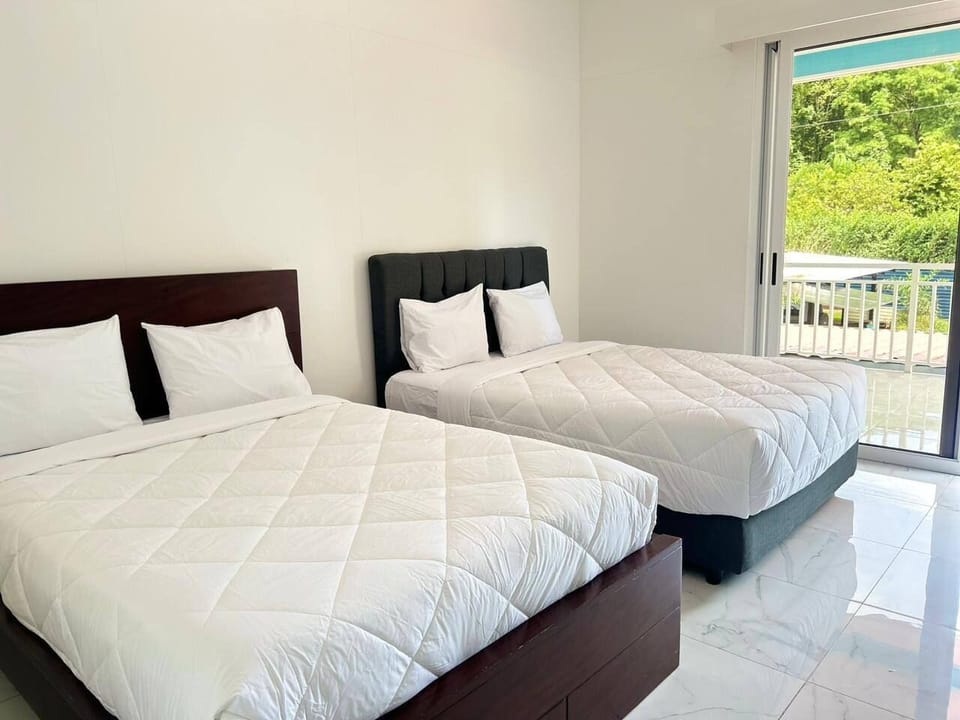 Room 4: 2 queen beds, a/c and private bathroom with tub
