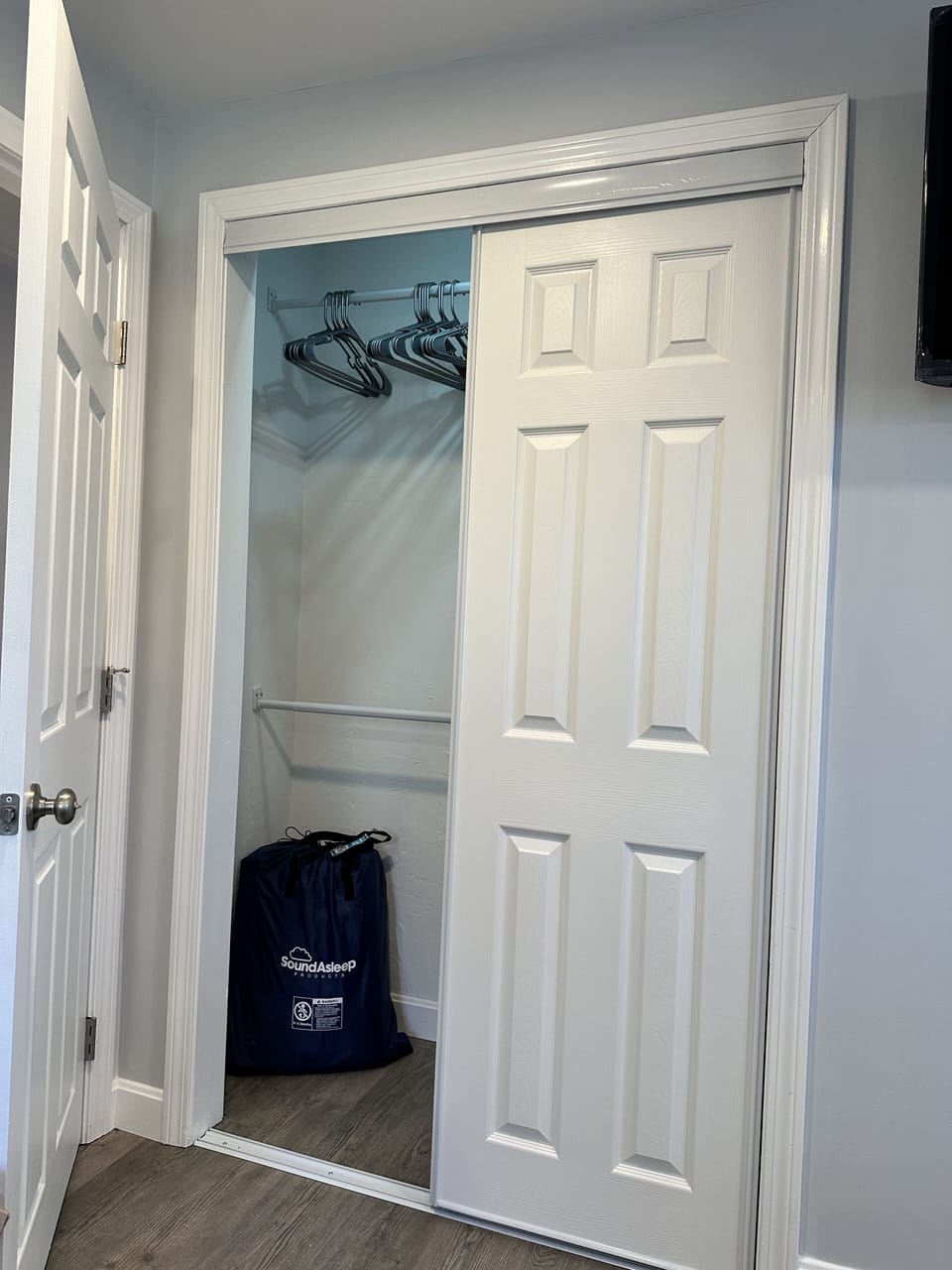 Bedroom 2 - Queen Bed (closet)