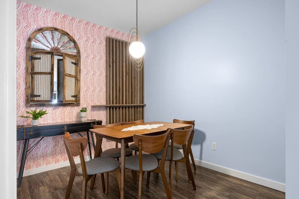 Dining room seating for 6.