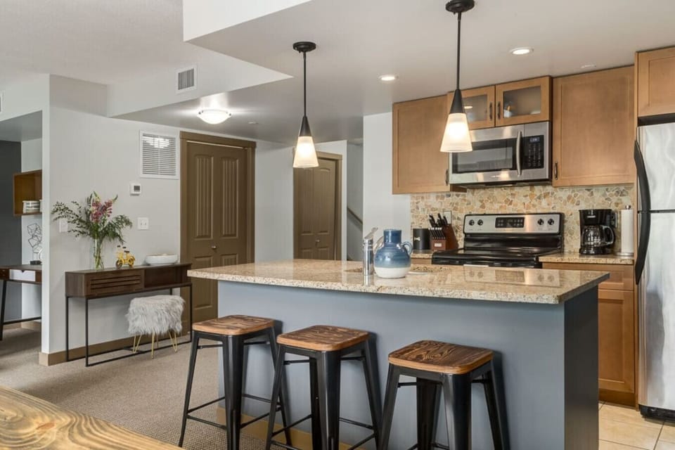 Full kitchen with all essentials to enjoy your favorite meals.
