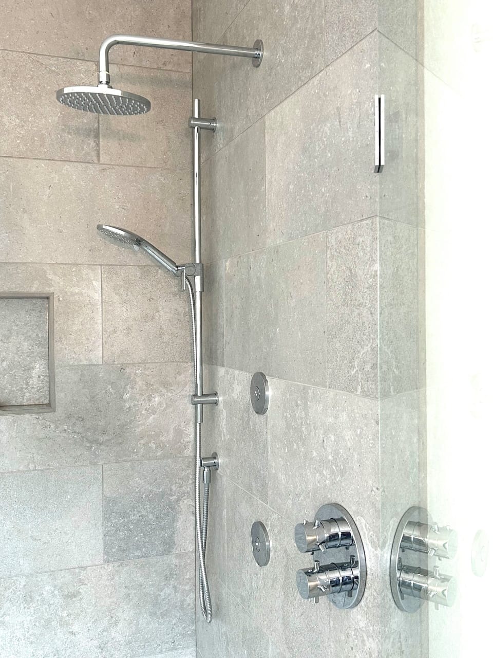Spa shower with rain head, removable spray nozzle and three wall jets