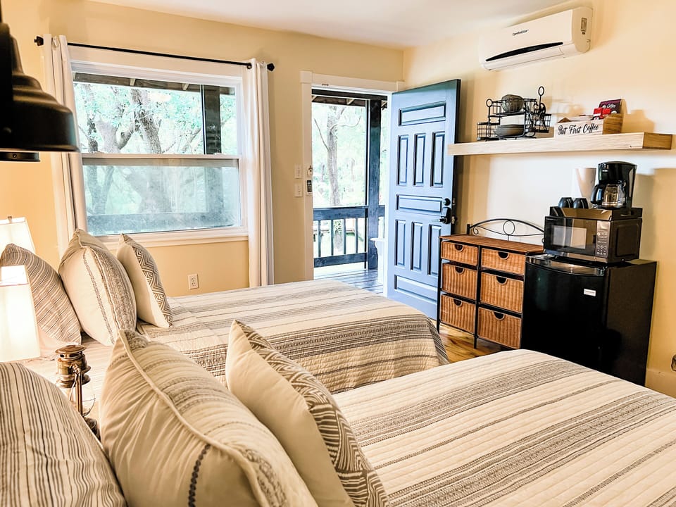 2 twin beds OR 1 king bed