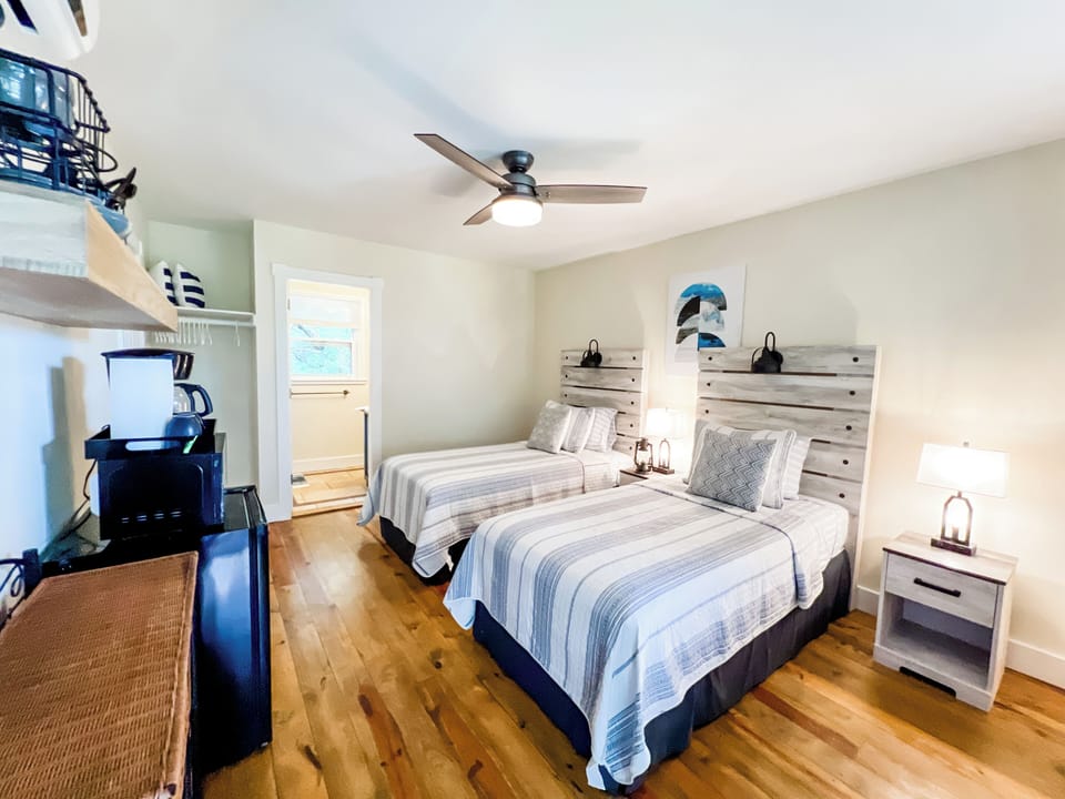 2 twin beds OR 1 king bed