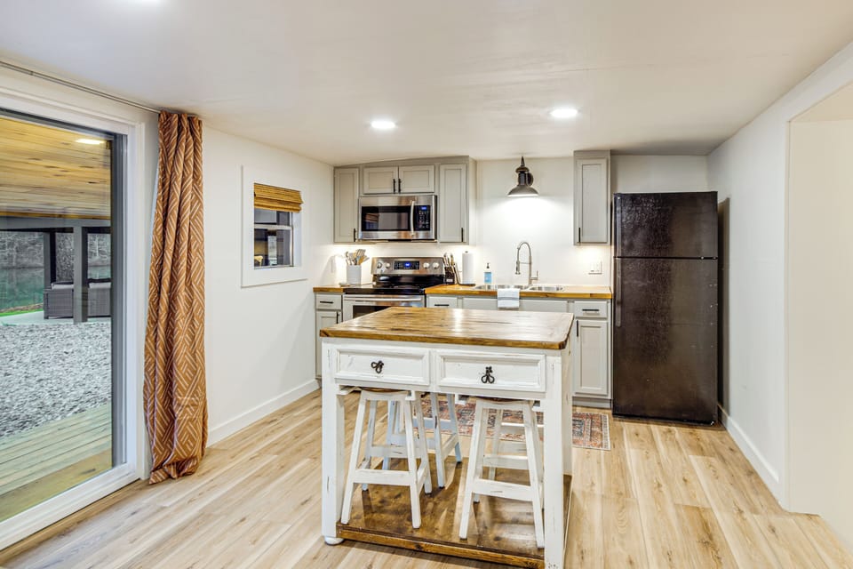 Kitchen | Drip Coffee Maker | Blender | Island w/ Bar Seating | Cooking Basics