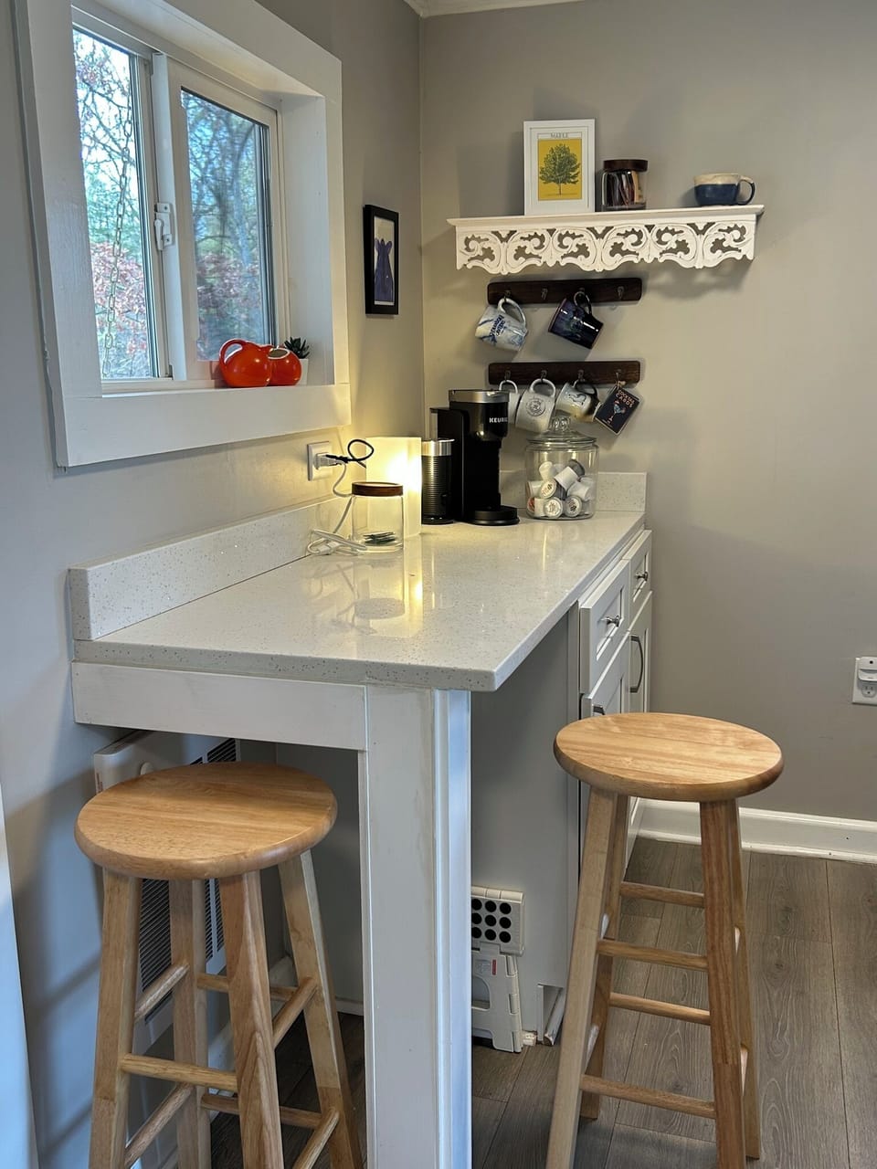 Dine at the counter, on trays in the living room, or at tables outside.