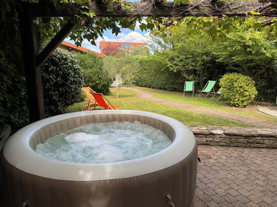 jardin-jacuzzi-maison-vacances-nature-charly-region-lyon
