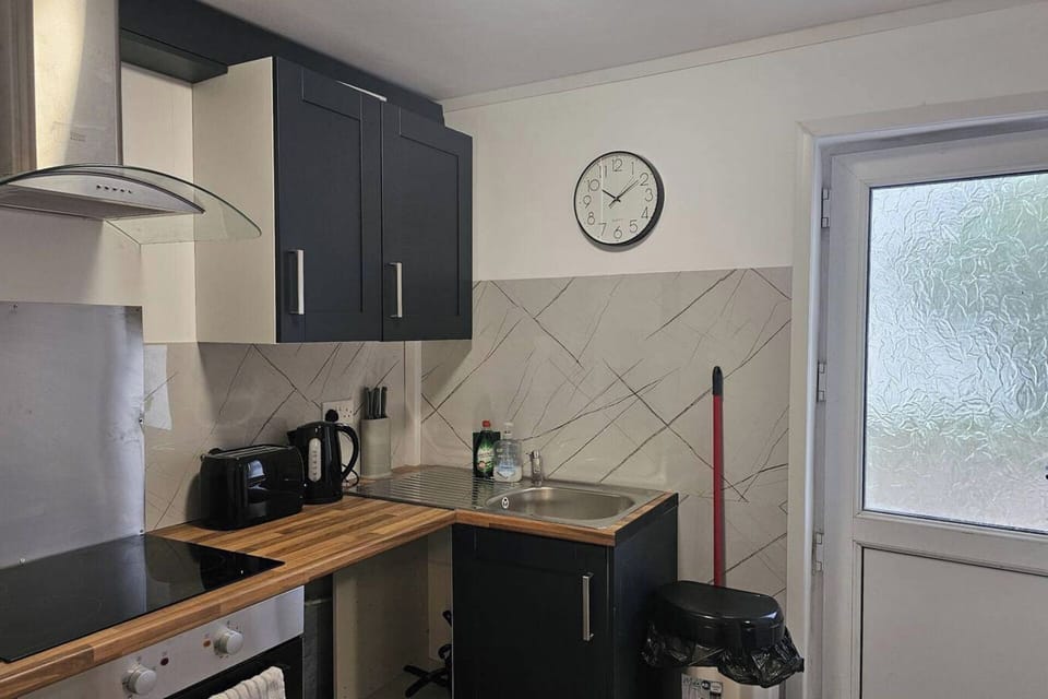 Fully equipped with modern appliances, including a stove, oven, fridge & freezer, and microwave. Spoons, plates, pots, and utensils are provided, so you can easily prepare your meals. Everything you need for a comfortable, home-like experience. 