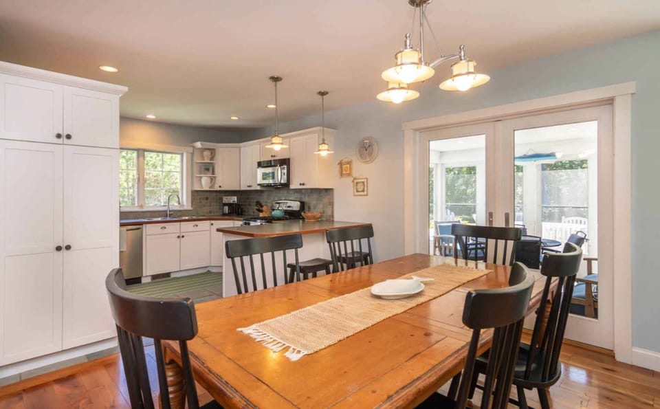 Kitchen / Dining Area