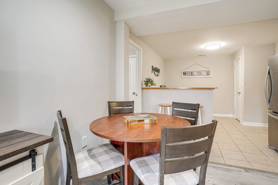 Dining Table | Dishware & Flatware