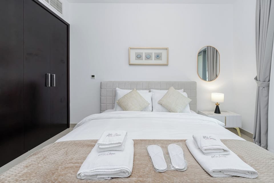 King size bed, linen, towels and blanket.