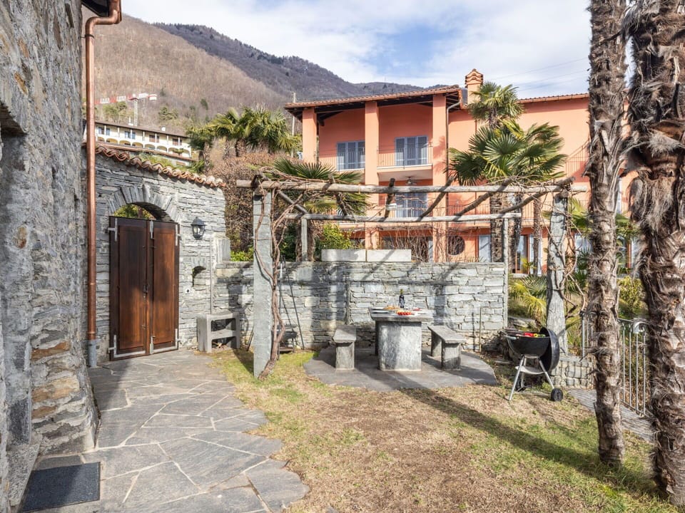 Flowerpot, Flagstone, Houseplant, Driveway, Hacienda, Courtyard, Cobblestone, Walkway