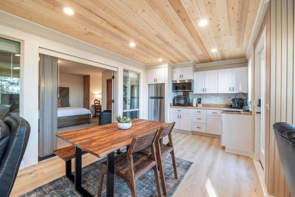Dining Area | Seating for 4 