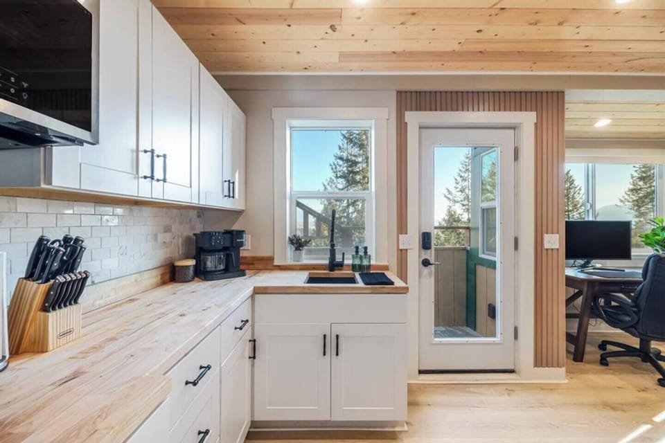 Kitchenette | Fully Stocked | Hot Plate | Toaster Over | Fridge and Freezer