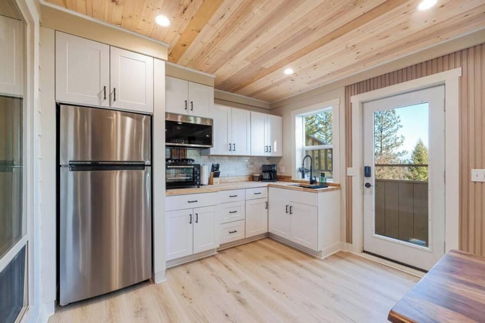 Kitchenette | Fully Stocked | Hot Plate | Toaster Over | Fridge and Freezer
