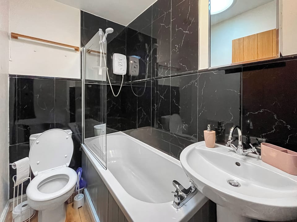 Bathroom | Ty Capel Cottage, Betws-Y-Coed