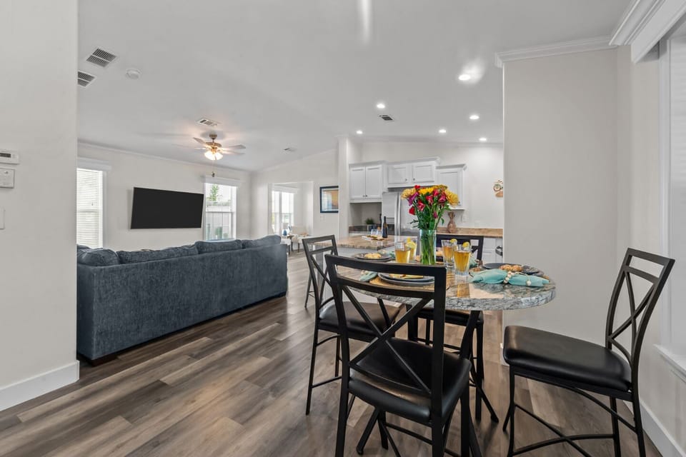 Bright and inviting space perfect for morning brunch or evening gatherings!