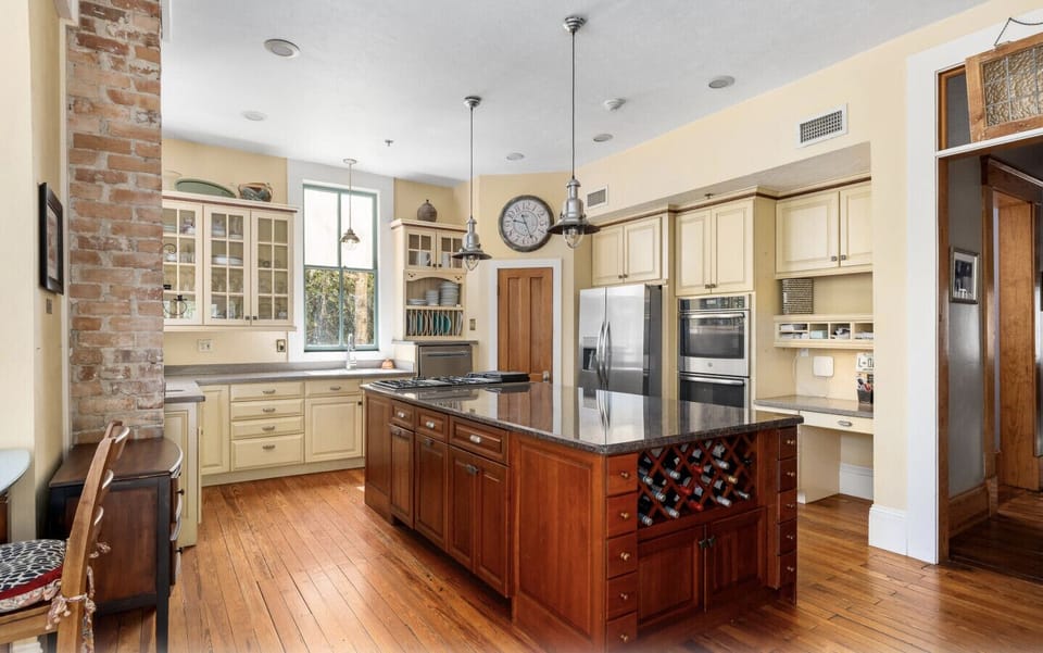 Large and beautiful gourmet kitchen