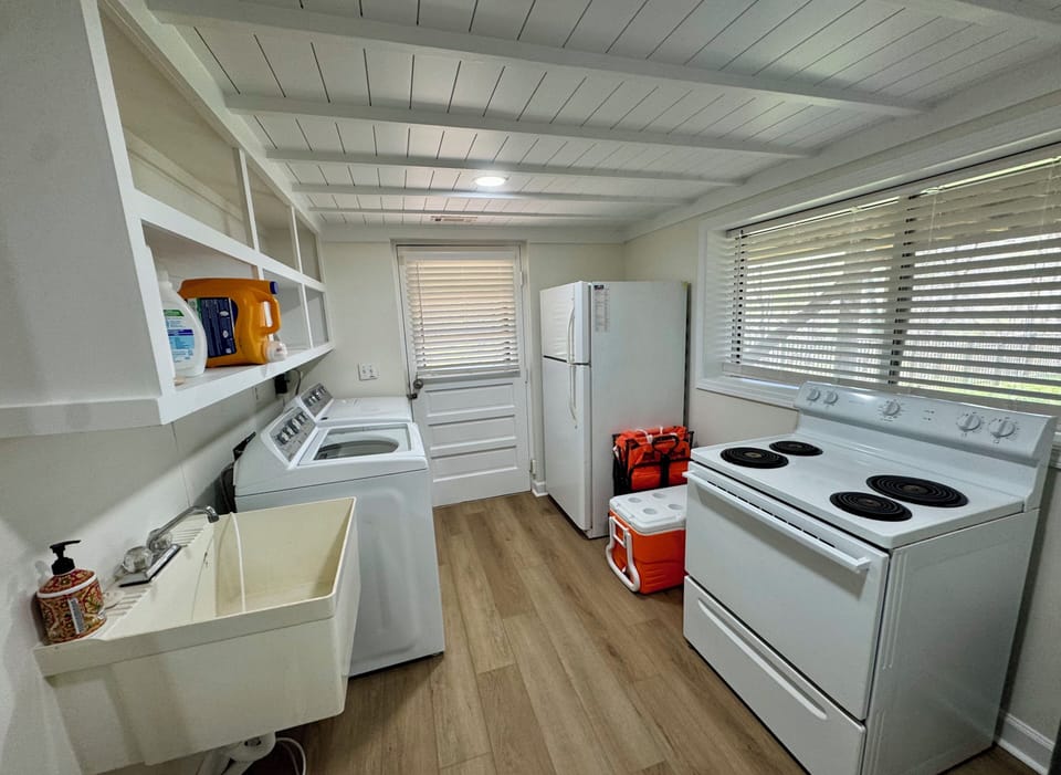 Kitchenette, w/2nd Refrigerator, Oven, Washer & Dryer and Utiilty Sink