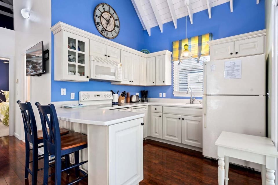 Charming cottage kitchen with seating for 2