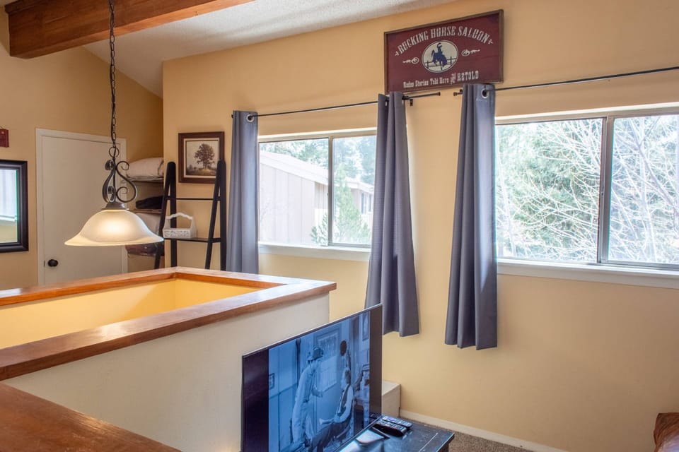 Lofted tv room w/ futon
