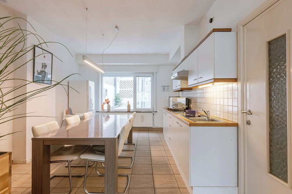 Ideal for shared meals, blending cooking and dining together.