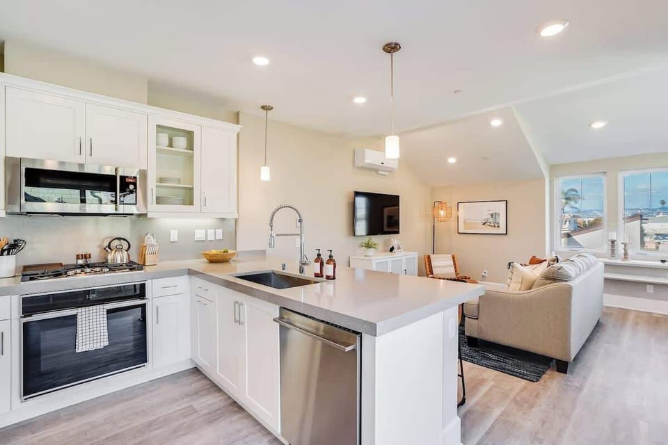 Beautiful and spacious kitchen with high end appliances. 