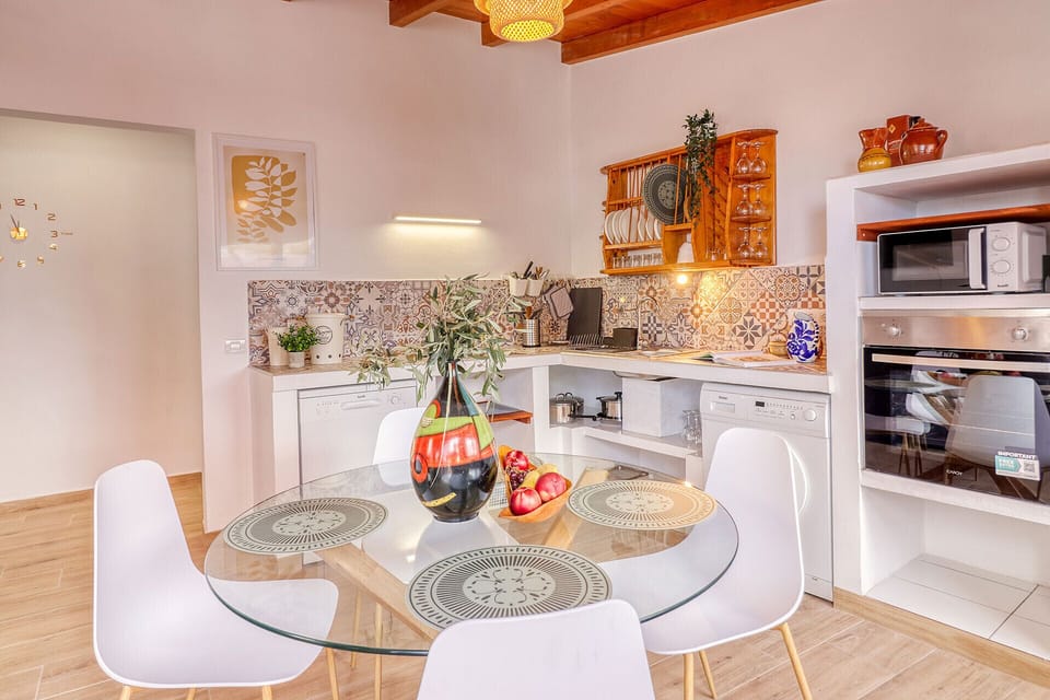 Dining area w/fully equipped kitchen & coffee corner