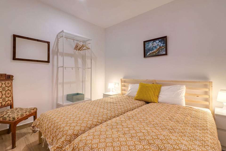 Fifth bedroom w/2 single beds