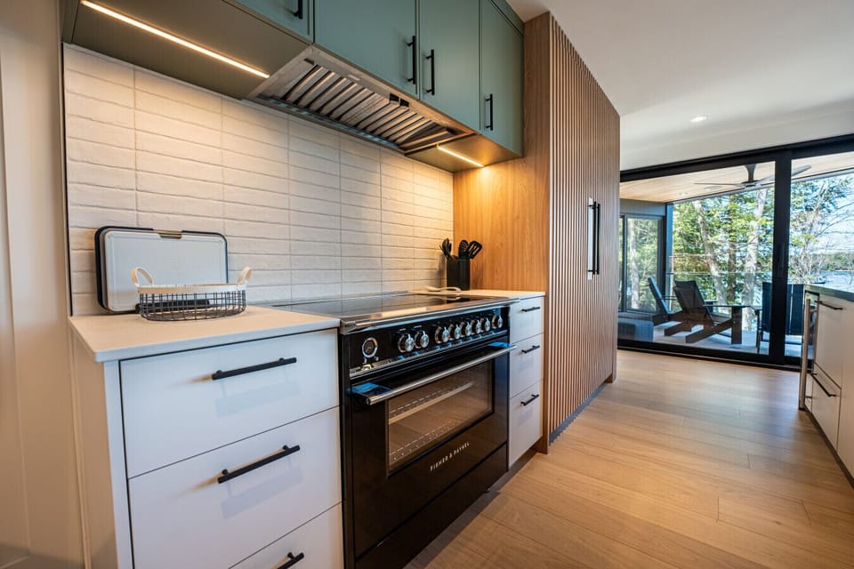 Cook and entertain in style in this stunning kitchen, equipped with top-of-the-line appliances and luxurious finishes.