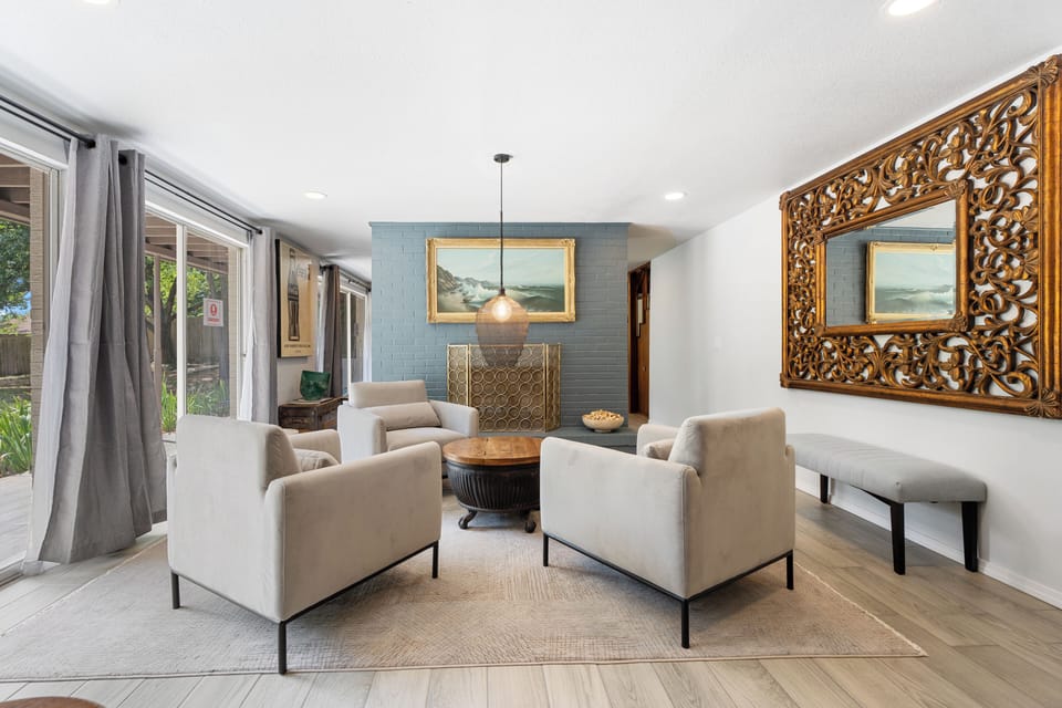 Step into a modern and inviting living space, perfect for relaxing and making memories with loved ones. Comfort meets style in every detail!