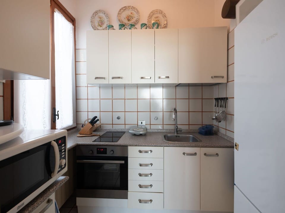 Kitchen Appliance, Kitchen, Countertop, Cabinetry, Major Appliance, Interior Design, Flooring, Wood, Furniture, Home Appliance