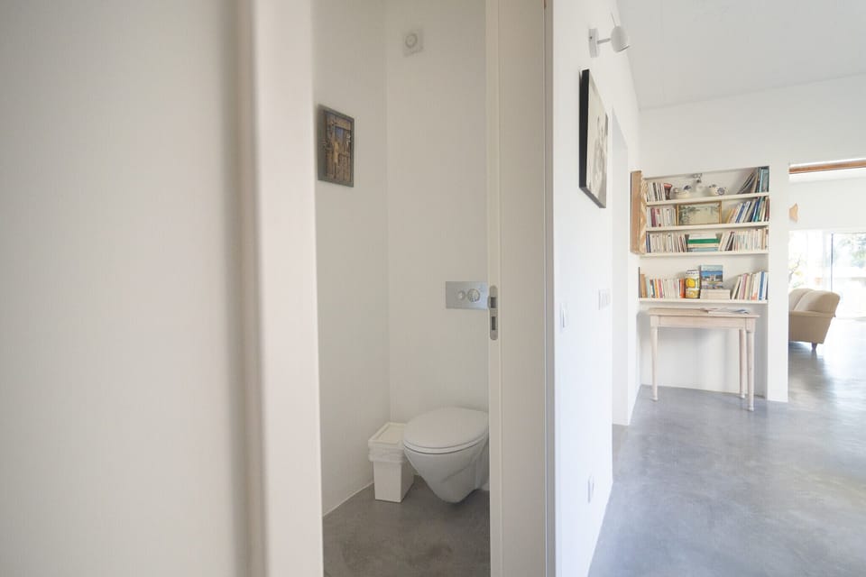 Modern bathroom with wall-mounted toilet — Villa Élan, luxury holiday villa in Vila Real de Santo António