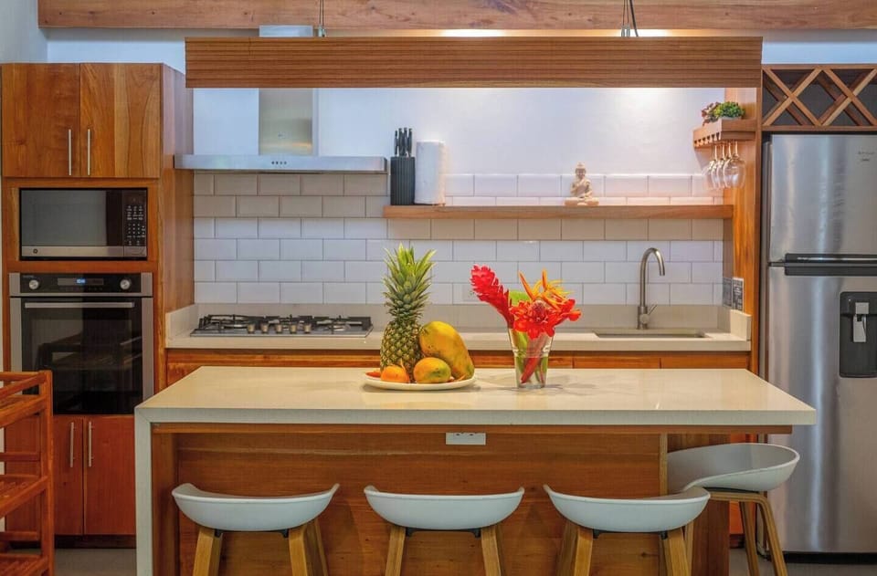Full kitchen and practical breakfast bar