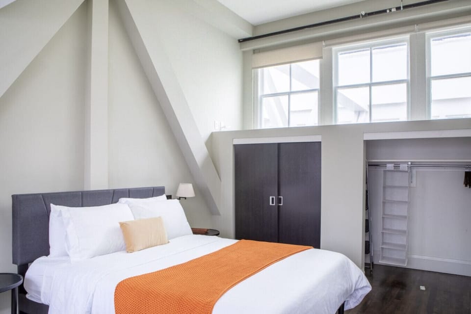 Bedroom with queen size bed