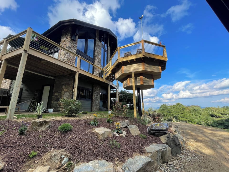 Raised octagon deck with furniture, fire pit & AMAZING view! Relax & recharge!