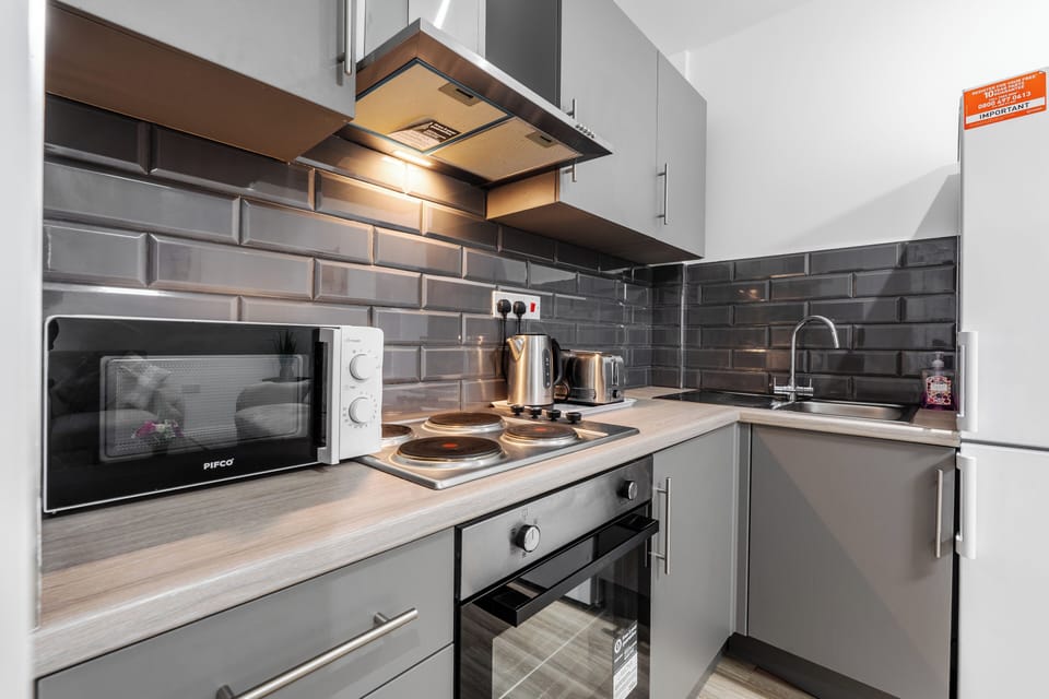 Fully equipped kitchen featuring a 4-burner hob, fridge/freezer, microwave, kettle and essential cookware — everything you need for easy self-catering, whether you're staying for a few nights or a longer work trip.
