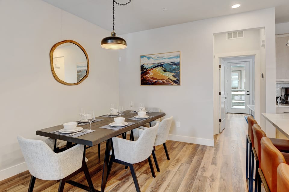 Dining Area With Seating for 6