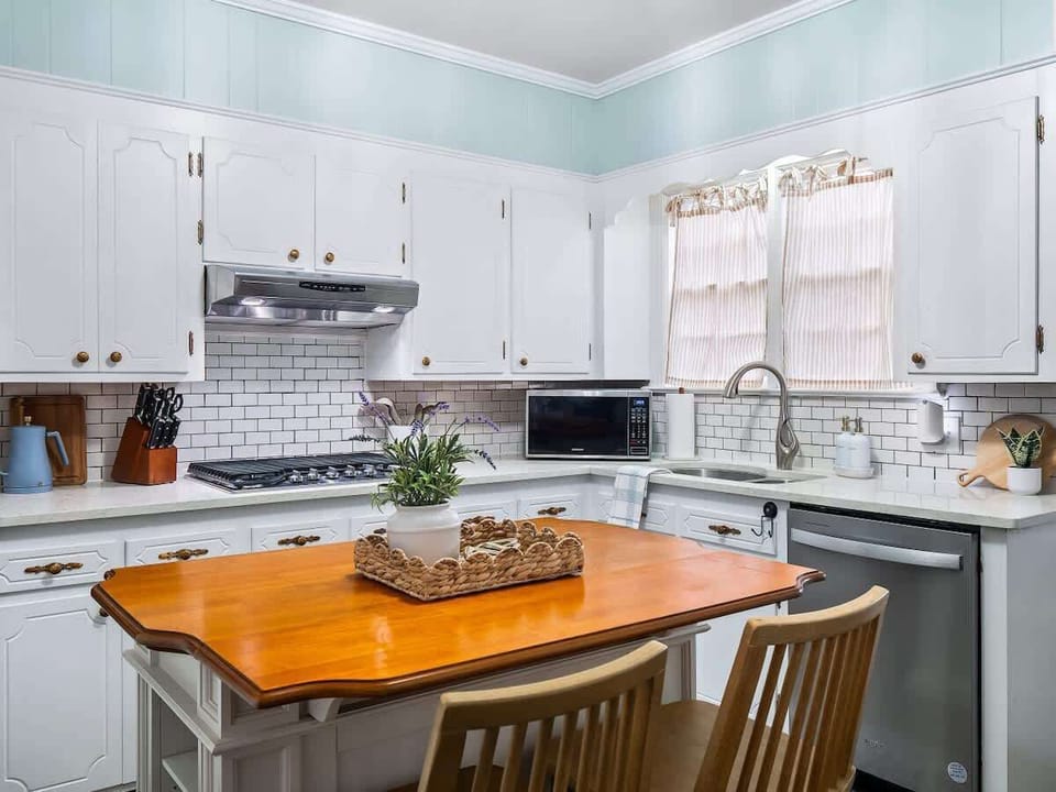 Bright kitchen w/ island seating & plenty of space to gather & cook