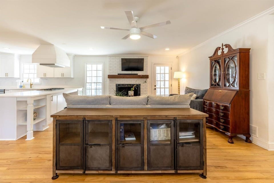 Roomy living room to allow everybody to have their own space to relay